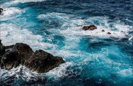 Больше всего впечатлений оставляет, конечно, сам океан — вода здесь какого-то совершенно немыслимого цвета Больше всего впечатлений оставляет, конечно, сам океан — вода здесь какого-то совершенно немыслимого цвета