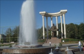 800px-statueofal-farghaniinfargona.jpg 800px-statueofal-farghaniinfargona.jpg