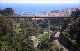 Вид на город с Фуникулёра. На острове есть шикарный хайвей, мосты и много-много туннелей Вид на город с Фуникулёра. На острове есть шикарный хайвей, мосты и много-много туннелей