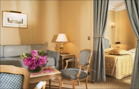cc973_rochesterchampselyseeshotelguestroomparisfrance.jpg