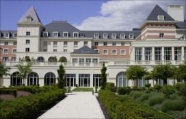 dream-castle-hotel-at-disneyland-paris.jpg